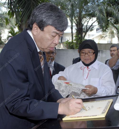 SULTAN SHARAFUDDIN IDRIS SHAH