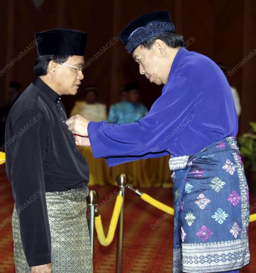 SULTAN SHARAFUDDIN IDRIS SHAH