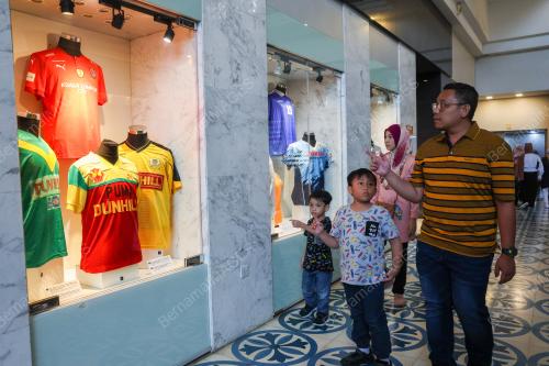 PAMERAN 100 TAHUN TROFI HMS MALAYA
