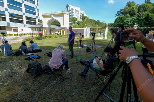 PENGAMAL MEDIA BERKUMPUL DI PERKARANGAN DI PINTU ISTANA 2