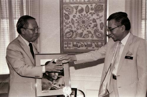 TUN DAIM ZAINUDDIN