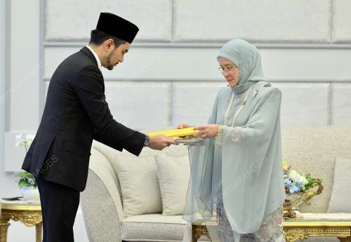 TUNKU AZIZAH AMINAH MAIMUNAH ISKANDARIAH