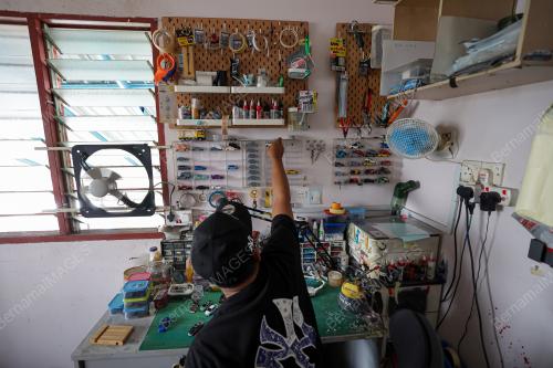 JURUTEKNIK BERKARYA MELALUI KERETA MINIATUR BERSKALA 1:64