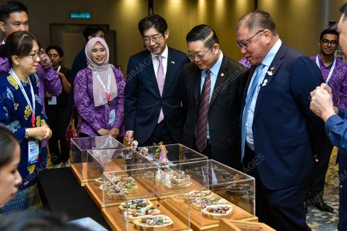 DATUK SERI TIONG KING SING