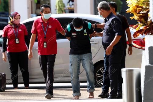 BAPA TANAM ANAK TEPI JALAN