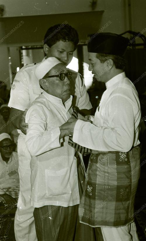 DR YUSOF NOR SAMPAIKAN BANTUAN KEPADA FAKIR MISKIN