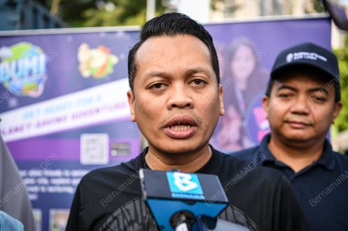 NIK NAZMI NIK AHMAD