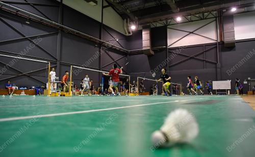 LATIHAN BADMINTON