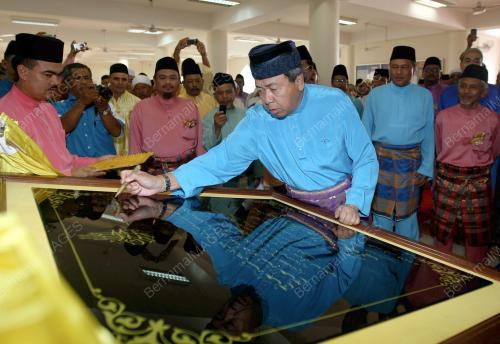 SHARAFUDDIN IDRIS SHAH
