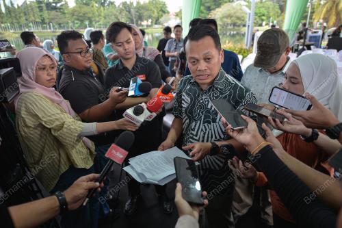 NIK NAZMI NIK AHMAD