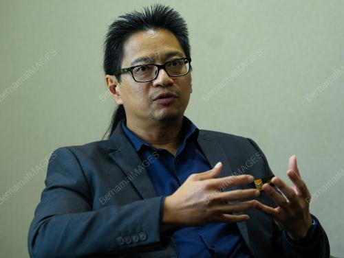 DR AZMI SHAROM
