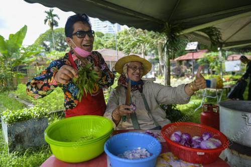 GOTONG ROYONG MASAK BUBUR LAMBUK KBSB