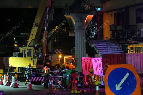 KERJA-KERJA PEROBOHAN JEMJABAT PEJALAN KAKI DI LEBUHRAYA BESRAYA