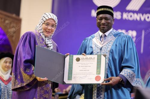 TUNKU AZIZAH AMINAH MAIMUNAH ISKANDARIAH