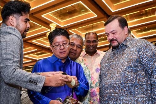 DATUK SERI AMIR HAMZAH AZIZAN