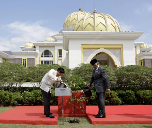 AL-SULTAN ABDULLAH RI'AYATUDDIN AL-MUSTAFA BILLAH SHAH