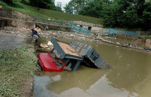 LORI KEMALANGAN