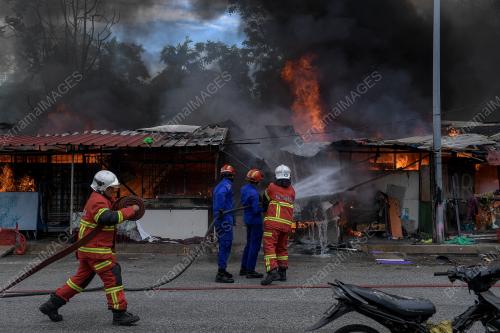 DERETAN KEDAI TERBAKAR DI JALAN EMPAT TIN