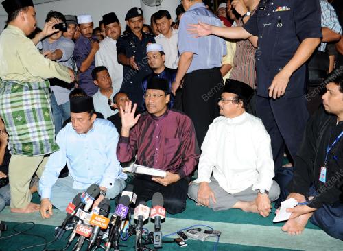 SUMPAH LAKNAT TRIO DATUK 'T'