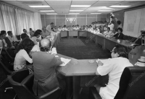 LEE SAN CHOON MEET TRANSPORT OPERATORS AT HIS OFFICE