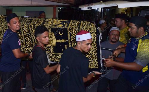 WARGA EMAS DIBUNUH ANAK