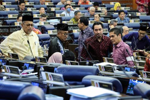 USUL GANTUNG AHLI PARLIMEN MACHANG