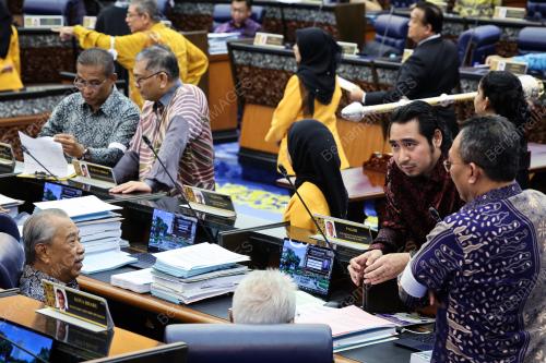 USUL GANTUNG AHLI PARLIMEN MACHANG