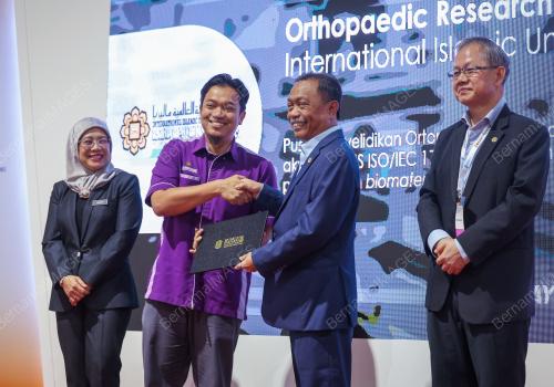 PENYERAHAN SIJIL STATUS MAKMAL BIONEXUS PARTNERS (BNP)