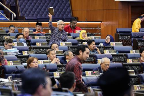 USUL GANTUNG AHLI PARLIMEN MACHANG