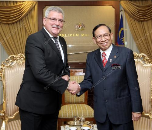ABU ZAHAR NIKA UJANG