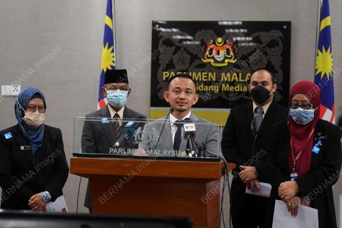 DR MASZLEE MALIK