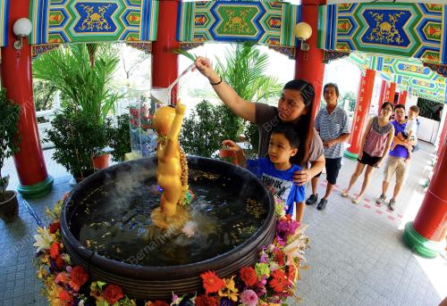 KL10_02052015_WESAK
