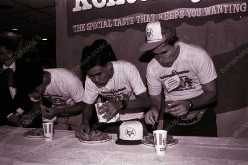 PERTANDINGAN MAKAN KENTUCKY NUGGETS