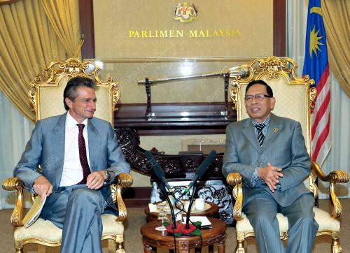 TAN SRI ABU ZAHAR UJANG