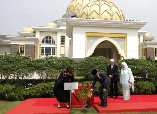 AL-SULTAN ABDULLAH RI'AYATUDDIN AL-MUSTAFA BILLAH SHAH