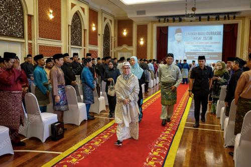 TUNKU AZIZAH AMINAH MAIMUNAH ISKANDARIAH