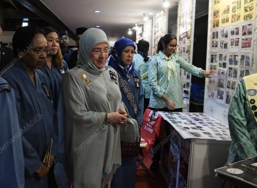 TUNKU AZIZAH AMINAH MAIMUNAH ISKANDARIAH