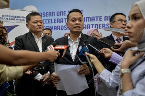 NIK NAZMI NIK AHMAD