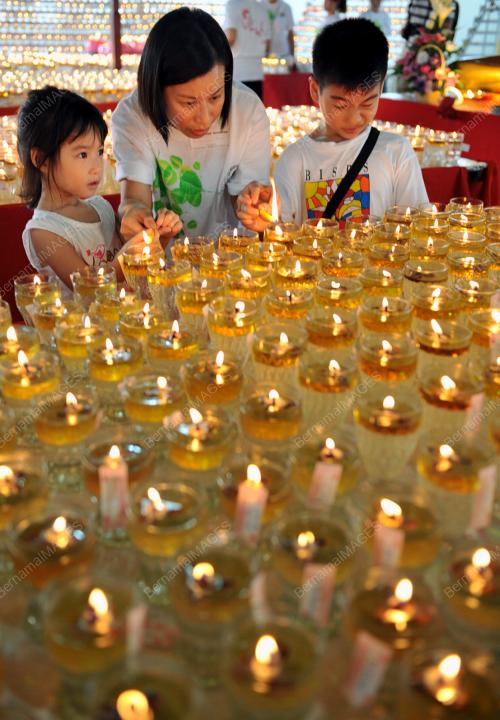 KL10_05052012_WESAK