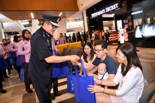 KL10_06052018_WALKABOUT_BN201805057823