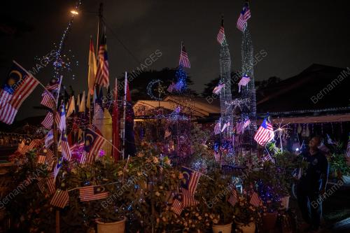 DEKORASI LAMPU HIASAN JALUR GEMILANG