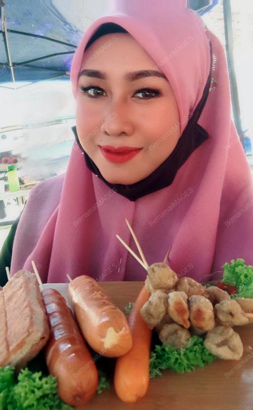 PENIAGA SATE IKAN