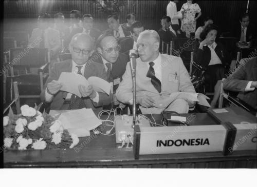DATUK HUSSEIN PRESIDES AT SIGNING OF EEC