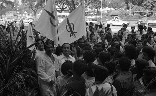 PENAMAAN CALON