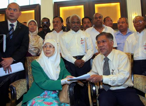 WAN AZIZAH WAN ISMAIL