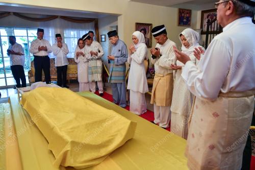 SULTAN SHARAFUDDIN IDRIS SHAH