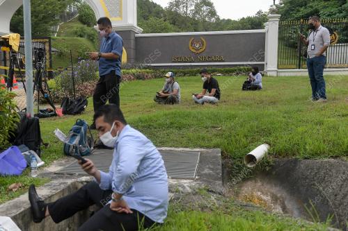 KETUA-KETUA PARTI MENGADAP YDPA AGONG