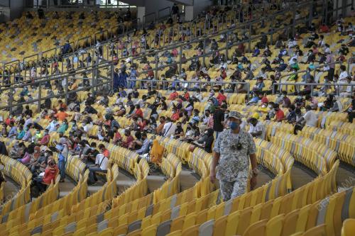 WARGA ASING TERIMA VAKSIN SECARA WALK IN
