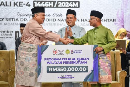 DR MUHAMAD RAZAK IDRIS