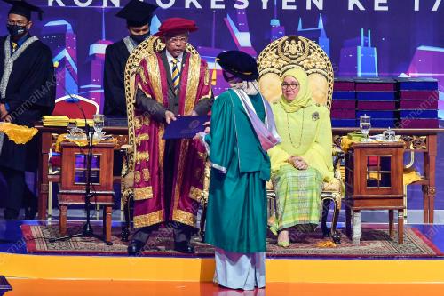 AL-SULTAN ABDULLAH RI'AYATUDDIN AL-MUSTAFA BILLAH SHAH